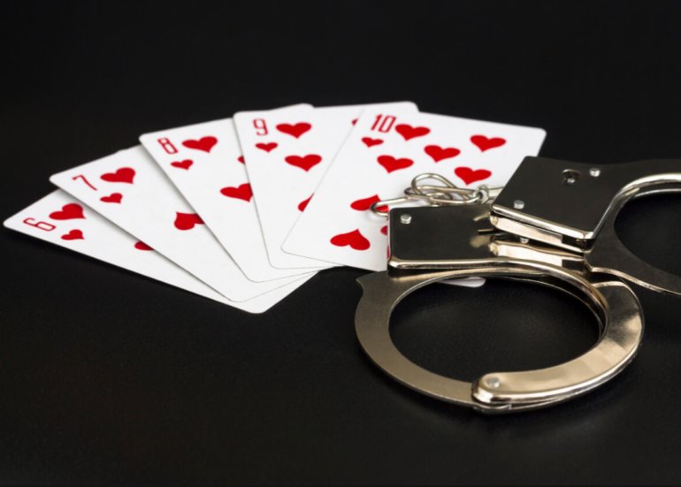 handcuffs and cards on the casino table