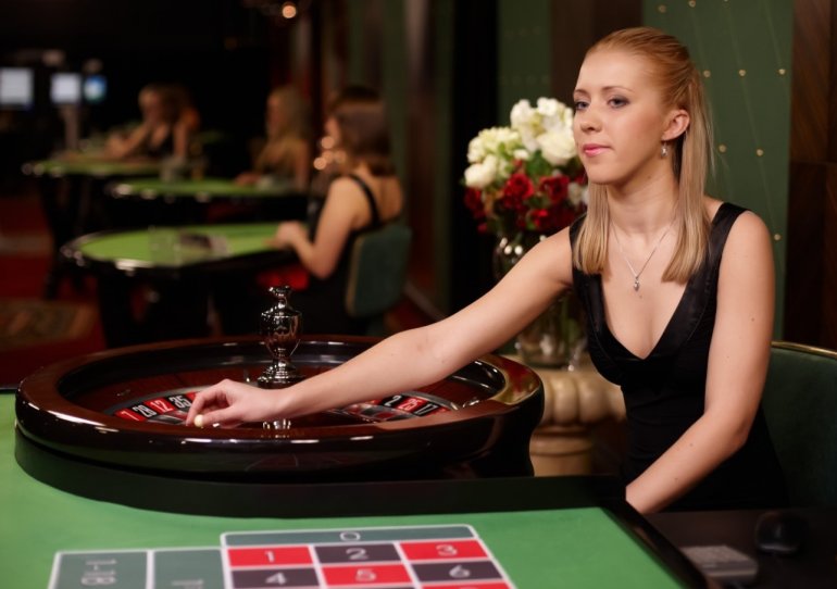 casino dealer roulette
